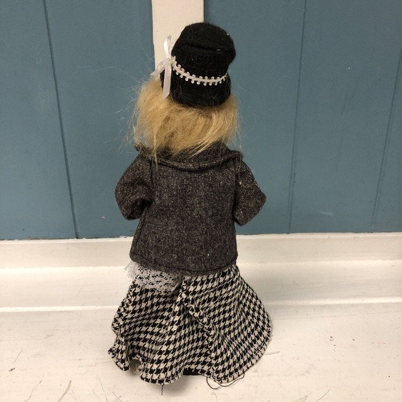 Vrg Girl Pickwick Charles Dickens Caroler Christmas Ashley Cooper‎ 9.5” Figure - Picture 2 of 3